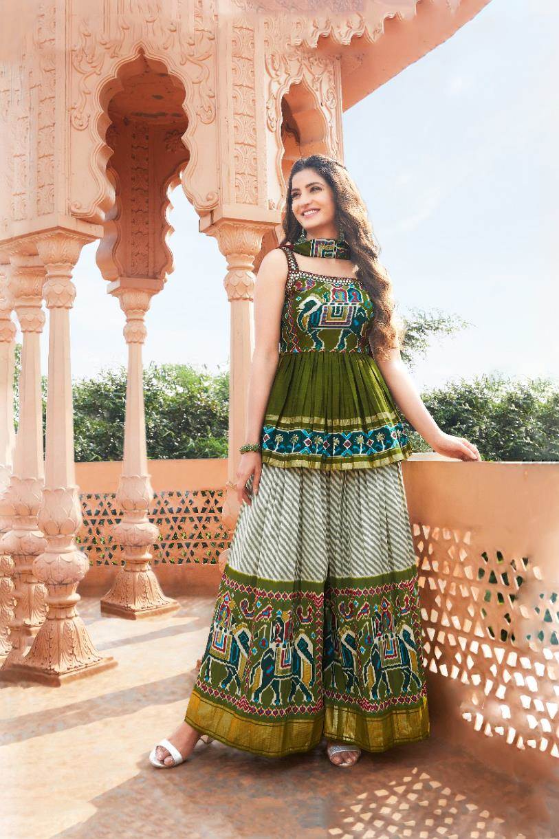 Beautiful kurti with flare plazo. | Designer dresses indian, Indian outfits  lehenga, Silk kurti designs